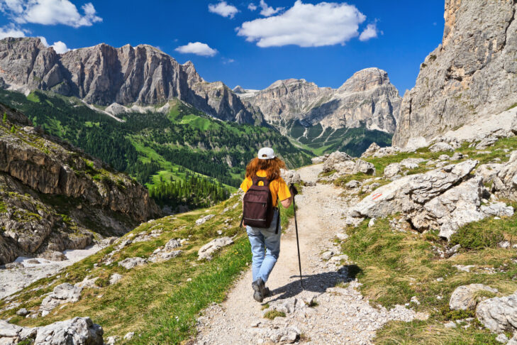 Wandern, wie hier im Naturpark Drei Zinnen in den Dolomiten, zählt im Sommer wahrscheinlich zu den beliebtesten Outdoor-Aktivitäten in Italiens Nationalparks.