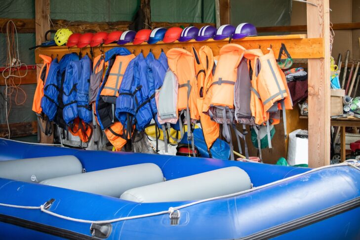 Zu der Ausrüstung, die die Veranstalter von Rafting-Touren anbieten, zählen natürlich das Boot sowie Helme und Schwimmwesten.