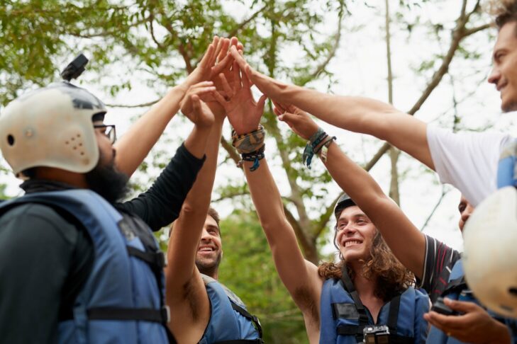 Für eine erfolgreiche Rafting-Tour sind Teamwork und gute Kommunikation zwischen den Teilnehmern Pflicht.