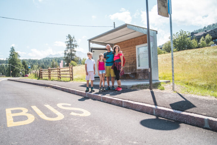 Familien, die im Sommer nach Südtirol reisen, können wie hier im Eggental mit dem Südtirol Guest Pass unbegrenzt die lokalen Busse und Bahnen nutzen.