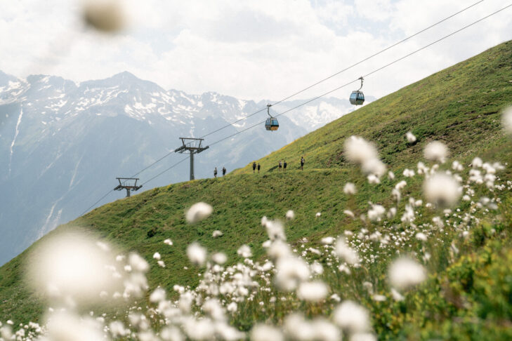 Eine tägliche Berg- und Talfahrt mit einer Seilbahn, wie den Bergbahnen in der Wildkogel-Arena, ist in der "Nationalpark Sommercard"-Gästekarte in den Hohen Tauern im Sommer inklusive.