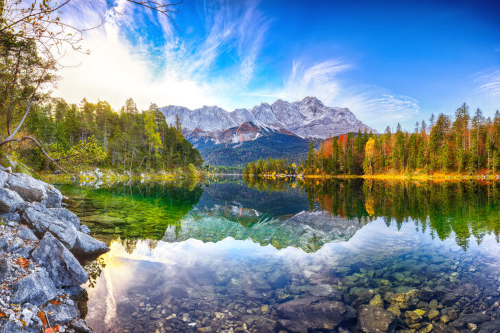 Am Fuße der Zugspitze, dem höchsten Berg Deutschlands, liegt der Eibsee und ist damit auch für Wanderneulinge eine traumhafte Kulisse auf dem Fußweg zum Gipfel.