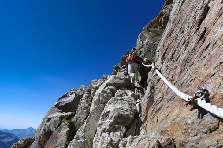 Auf der Höhenwanderung entlang der Spaghettirunde geht es entlang von steilen, mit Tauen gesicherten Felsscharten auf bis zu 4.563 m, wo mit der Capanna Regina Margherita das höchste Gebäude Europas wartet.