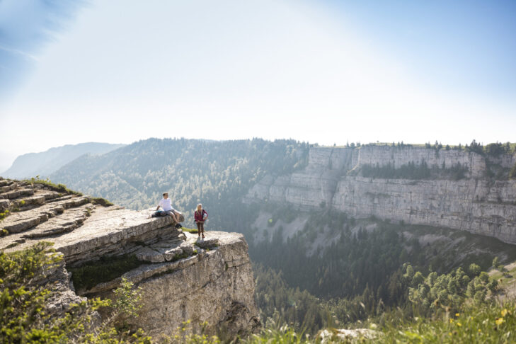 Die Felsschlucht Creux du Van im Schweizerischen Jura ist als "Grand Canyon der Schweiz" bekannt und im Sommer als Wandergebiet sehr gefragt.