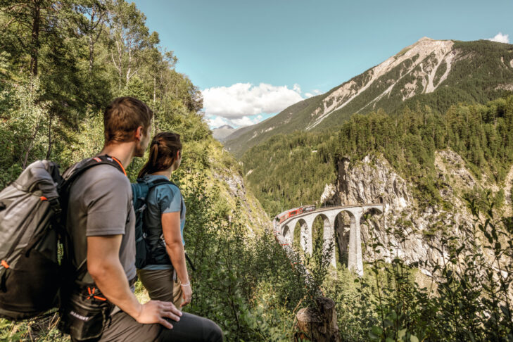 Das historische Landwasserviadukt in der Nähe von Filisur zählt gerade im Sommer für Aktivurlauber zu einem der beliebtesten Ausflugsziele in der Schweiz.