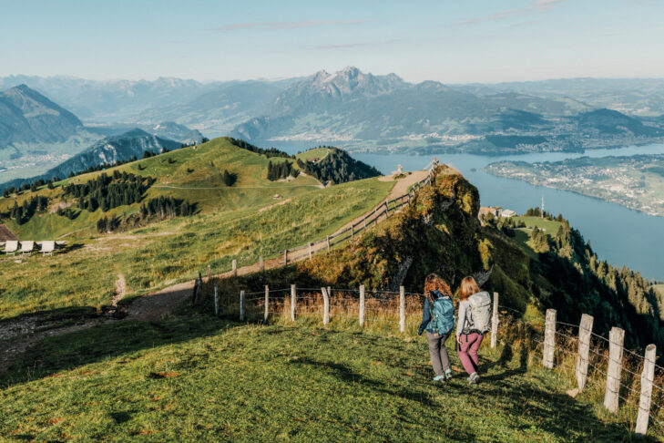 Egal, ob Rigi oder Pilatus: Von den Wanderwegen hoch über dem Vierwaldstättersee haben Besucher das Wasser und die Metropole Luzern immer im Blick.