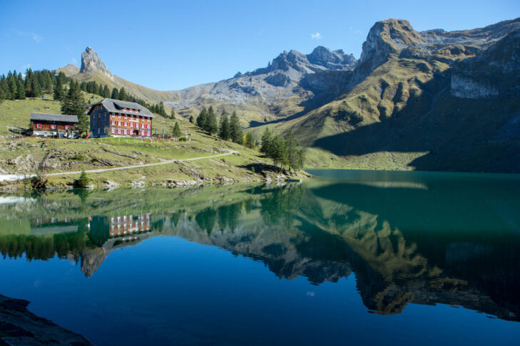 Die Bannalp mit dem Wasser und dem Bergpanorama ist einer der schönsten Orte, die Besucher in Engelberg sehen können.