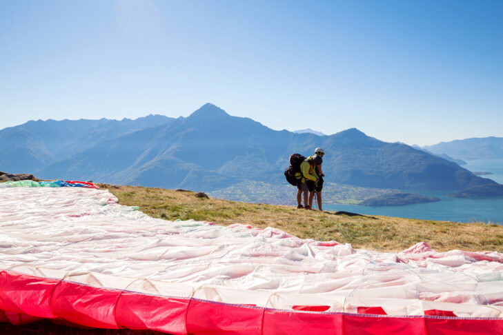 In den Alpen, wie hier am Comer See in Italien, gibt es viele Regionen, die sich ideal für Paragliding-Anfänger und ihre ersten Tandemflüge eignen.