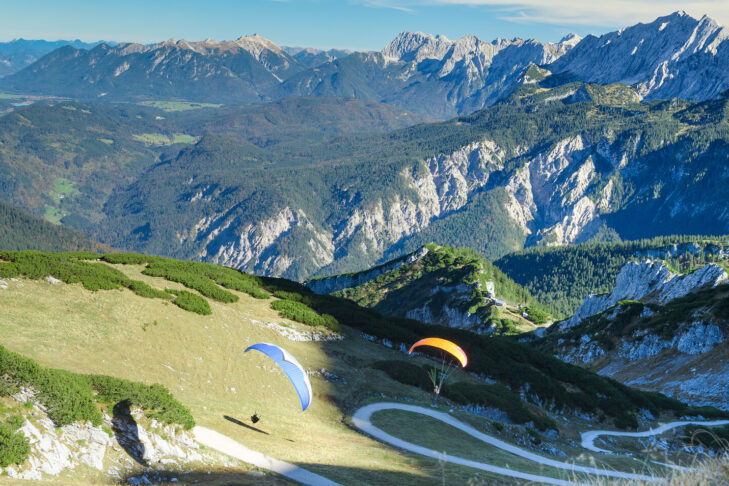 Die bayerischen Alpen gehören zu einer der beliebtesten Paragliding-Regionen in Deutschland.