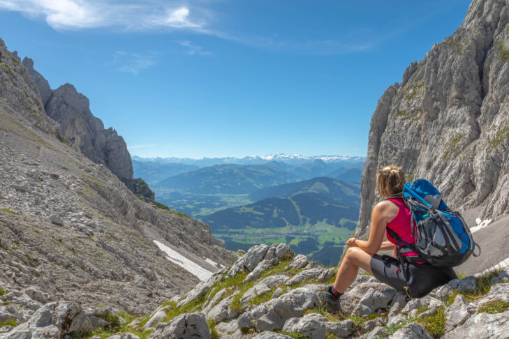 Zwischen den Gipfeln Karlspitzen (2.260 m) und Hinterer Goinger Halt (2.192 m) öffnet sich für Wanderer der Blick raus aus dem "Ellmauer Tor".