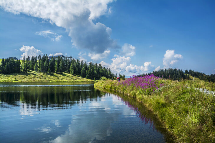 In fast 900 m Höhe über Schaffau liegt der Hintersteiner See, der im Sommer als eines der beliebtesten Ausflugsziele am Wilden Kaiser gilt.