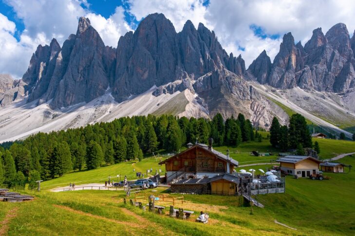 Die Geisler Alm im Schatten der namensgebenden Gipfel ist ein idealer Ort für Wanderer, um eine Pause einzulegen und auf der Terrasse regionale Spezialitäten und ein kaltes Getränk zu genießen.