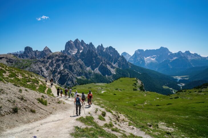 Die Drei Zinnen, auch "Tre Cime di Lavaredo" genannt, sind eine der bekanntesten Berggruppen in den Sextener Dolomiten, die Wanderer hier teilweise aus nächster Nähe erleben können.