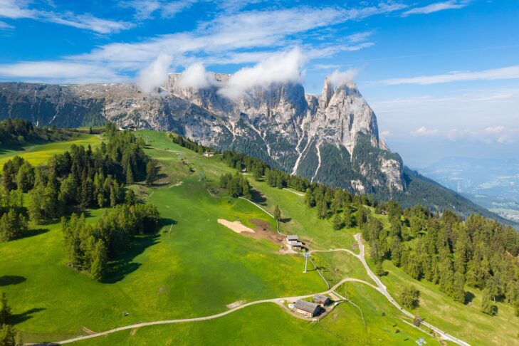 Im Winter ist die Seiser Alm ein Top-Ziel für Skifahrer, im Sommer sind auf der 57 Quadratkilometer großen Hochalm in Südtirol Wanderer und andere Aktivurlauber unterwegs.