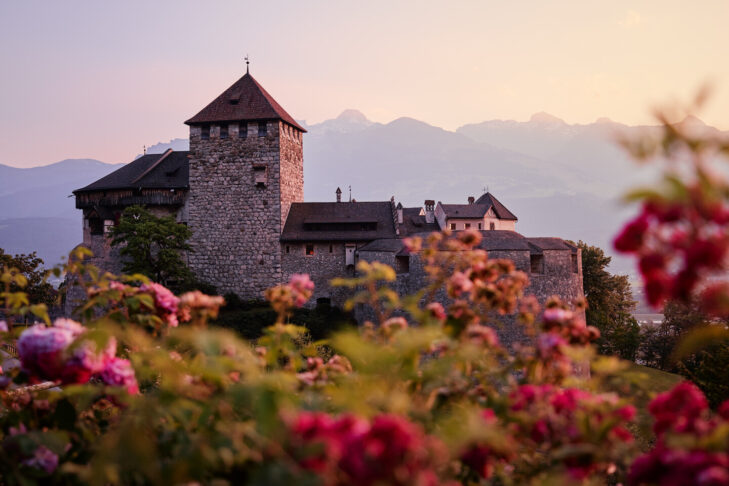 Das im 12. Jahrhundert fertiggestellte Schloss Vaduz ist heute sowohl der Wohnsitz der Fürstenfamilie als auch das Wahrzeichen der liechtensteinischen Hauptstadt Vaduz.