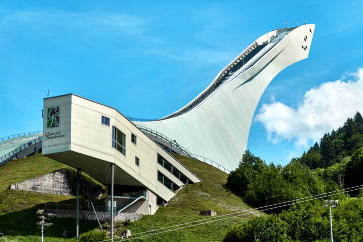 Das Neujahrsspringen der Vierschanzentournee findet jedes Jahr auf der Großen Olympiaschanze in Garmisch-Partenkirchen statt.