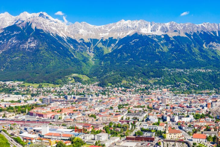 Mit der beeindruckenden Kulisse der Nordkette ist Innsbruck heute der Inbegriff einer Alpenstadt.