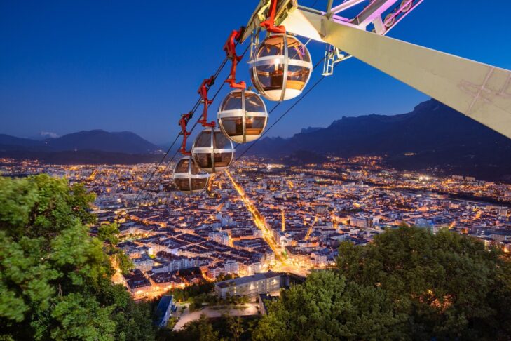 Mit der Seilbahn "Les Bulles" geht es hinauf zur historischen Festung Bastille, die auf 476 m Höhe über Grenoble thront.