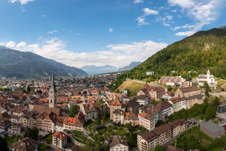 Chur wurde erstmals im Jahr 280 n. Chr. urkundlich erwähnt und ist somit die älteste nachweislich bestehende Stadt der Schweiz.