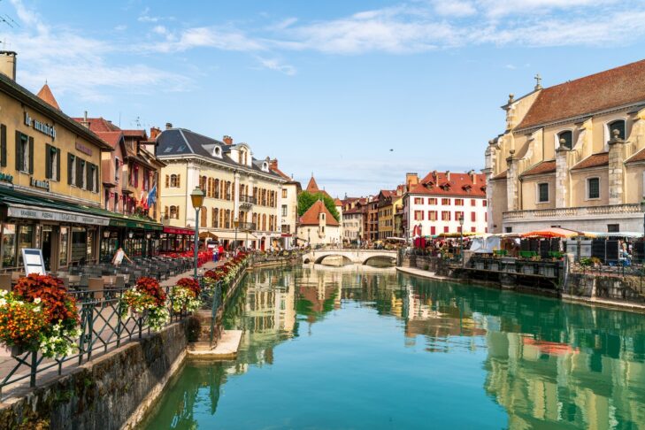 Annecy liegt am gleichnamigen See und ist bei den Einheimischen heute auch als "Venedig der Alpen" bekannt.