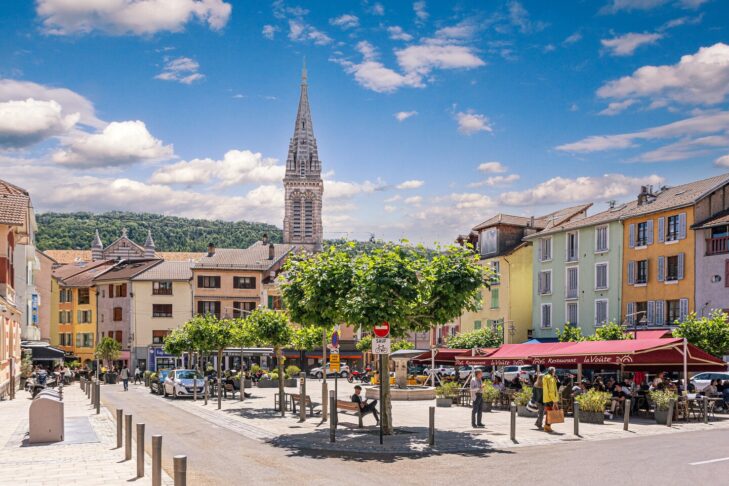 Gap liegt auf 745 m Höhe und ist damit die höchstgelegene Département-Hauptstadt Frankreichs. Die Stadt war bereits 68 Mal Etappenort der Tour de France.