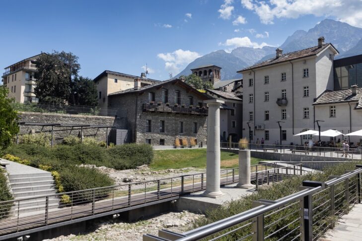 Die römischen Ruinen zeugen von der langen Geschichte, von der Aosta als Hauptstadt des gleichnamigen Alpentals heute unter anderem lebt.