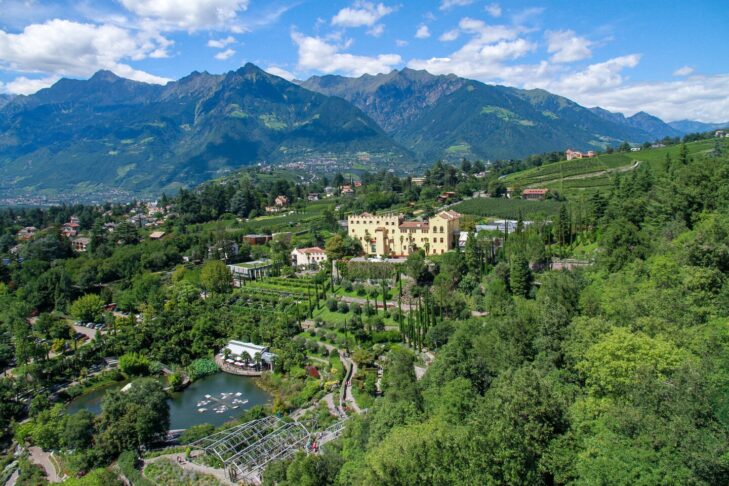Meran liegt zwar inmitten der Alpen, punktet bei Besuchern aber auch mit seinem mediterranen Flair.