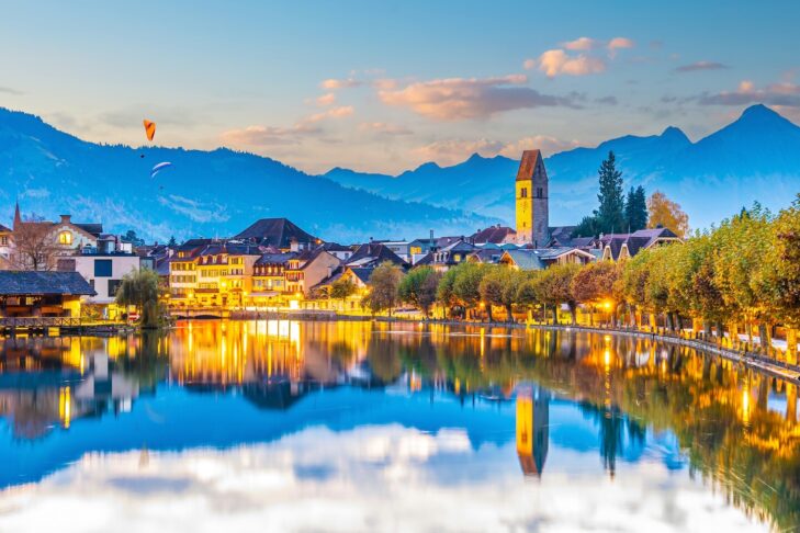 Interlaken ist mittlerweile als "Abenteuerstadt der Schweiz" bekannt geworden, auch wegen seiner traumhaften Uferlage.