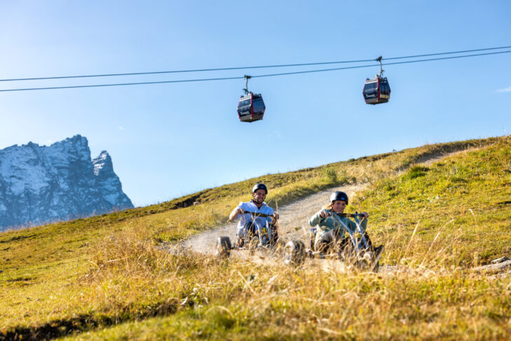 Mit den Mountaincarts können Aktivurlauber auf einer 10,3 km langen Strecke rasant durch die Berge von Savognin zu Tal sausen.
