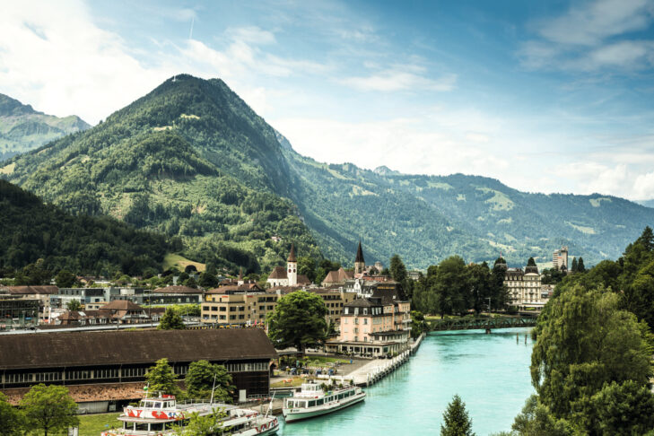Interlaken gilt mit seinem mondänen Belle-Époque-Flair und der Lage am Ufer des Thuner- und Brienzersees als das "Tor zur Jungfrau-Region".