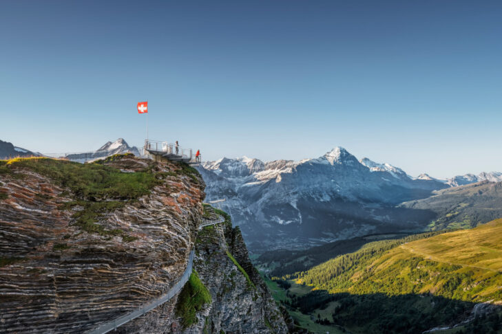 Eines der Highlights im Gebiet Grindelwald First ist der "First Cliff Walk", der traumhafte Aussichten auf die Bergwelt des Berner Oberlandes bietet.