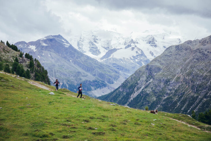 Zu den beliebtesten Outdoor-Aktivitäten in Pontresina gehören vor der Kulisse des markanten Bernina-Massivs Wandern und Trail-Running.