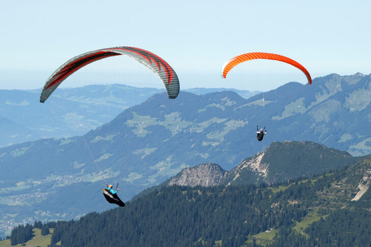 Nirgendwo können Aktivurlauber dem Himmel so nah sein und den Traum vom Fliegen genießen, wie beim Paragliding in den Alpen.