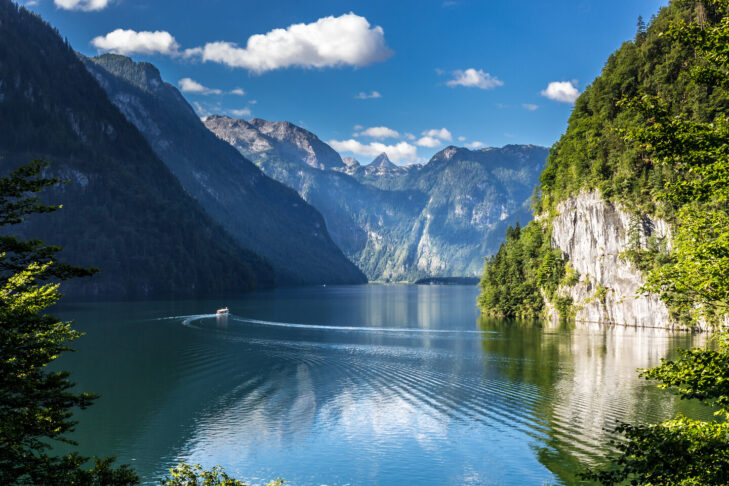 Zwischen den steilen Bergflanken des Nationalparks Berchtesgaden liegt der 5 Quadratkilometer große Königssee.