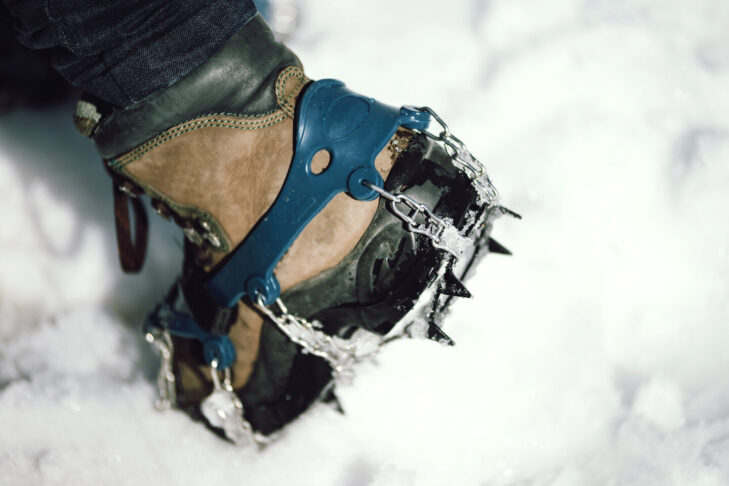 Steigeisen gehören für Bergsteiger zur Grundausstattung, auch wenn sie im Sommer auf dem Weg zum Gipfel über Schnee und Eis aufsteigen.
