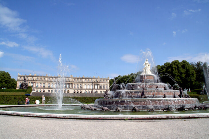 Das traumhafte Schloss Herrenchiemsee liegt auf einer Insel im namensgebenden Chiemsee.