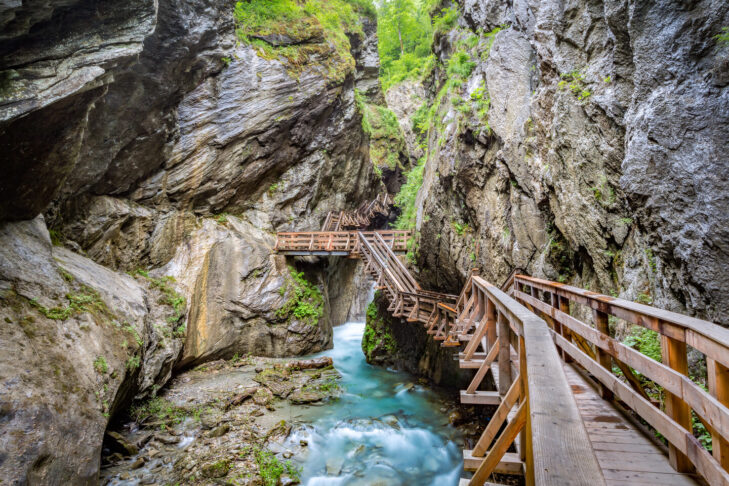In der Sigmund-Thun-Klamm können Besucher hautnah erleben, wie die Naturgewalten der Alpen die Landschaft prägen.