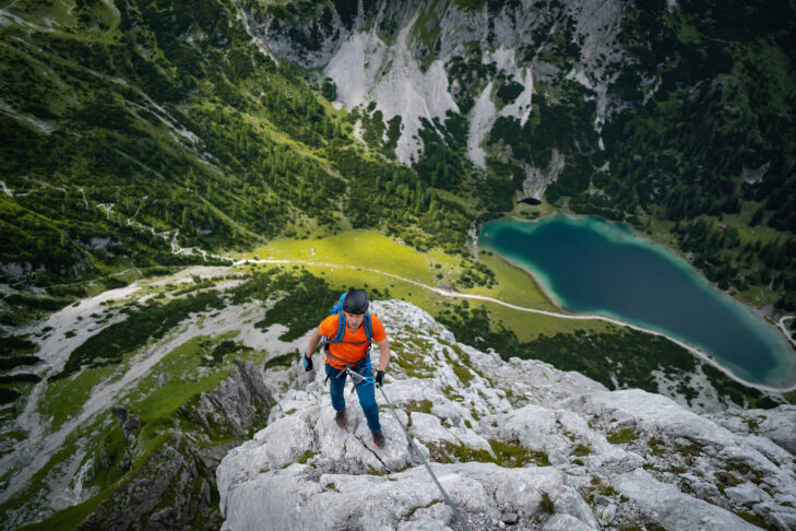 Auf dem Weg zum Gipfel können Bergsteiger nicht nur in den Alpen spektakuläre Ausblicke auf die umliegende Bergwelt mit Seen und Co. genießen.
