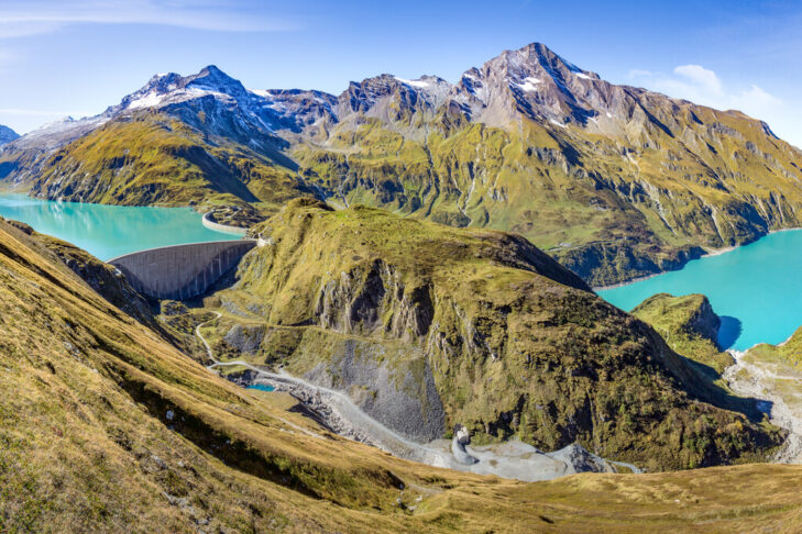 Die Staumauer der Mooserbene-Sperre (links) ist 107 m hoch und damit eines der beeindruckendsten Bauwerke in der Region Zell am See-Kaprun.