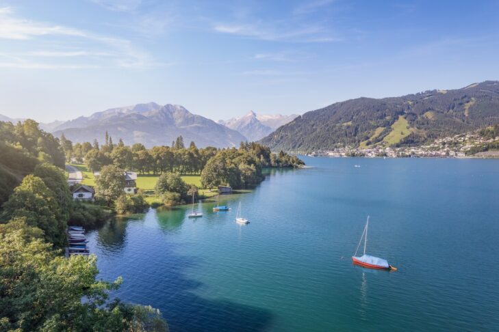 4,5 Quadratkilometer ist der Zeller See groß und kann unter anderem auf dem 11 km langen Uferweg zu Fuß oder mit dem Fahrrad erkundet werden.