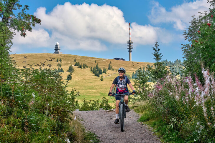 Mit 1.493 m ist der Feldberg der höchste Gipfel im Schwarzwald und kann von Besuchern entweder zu Fuß oder auf dem Fahrrad erkundet werden.