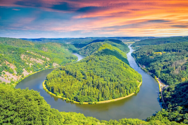 Von den Hügeln der Umgebung haben Besucher bei Mettlach einen freien Blick auf die Saarschleife, die sich hier um 180 Grad durch die Landschaft zieht.