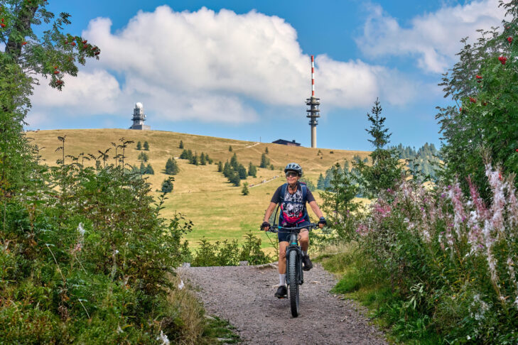 Mit 1.277 m ist der Feldberg der höchste Gipfel im Schwarzwald und kann von Besuchern entweder zu Fuß oder auf dem Fahrrad erkundet werden.