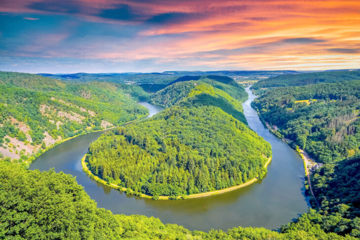 Von den Hügeln der Umgebung haben Besucher bei Mettlach einen freien Blick auf die Saarschleife, die sich hier um 180 Grad durch die Landschaft zieht.