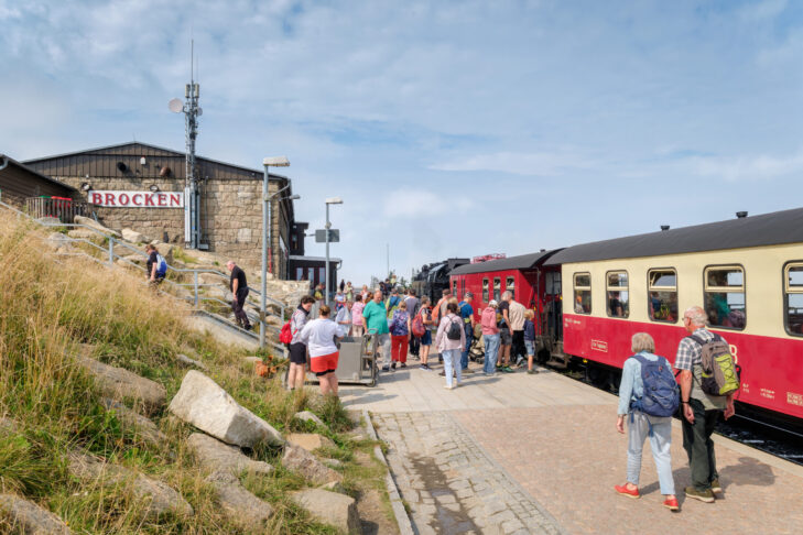 Eine historische Dampflok zieht die Waggons der Schmalspurbahn bis hinauf zum Gipfel des Brocken (1.142 m).