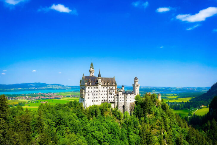 Schloss Neuschwanstein im bayerischen Allgäu ist eines der weltweit bekanntesten Ausflugsziele in Deutschland.