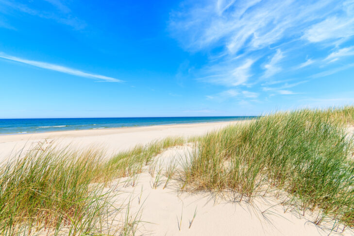 Lange, weiße Sandstrände sind für Besucher an der polnischen Ostseeküste ein absolutes Muss.