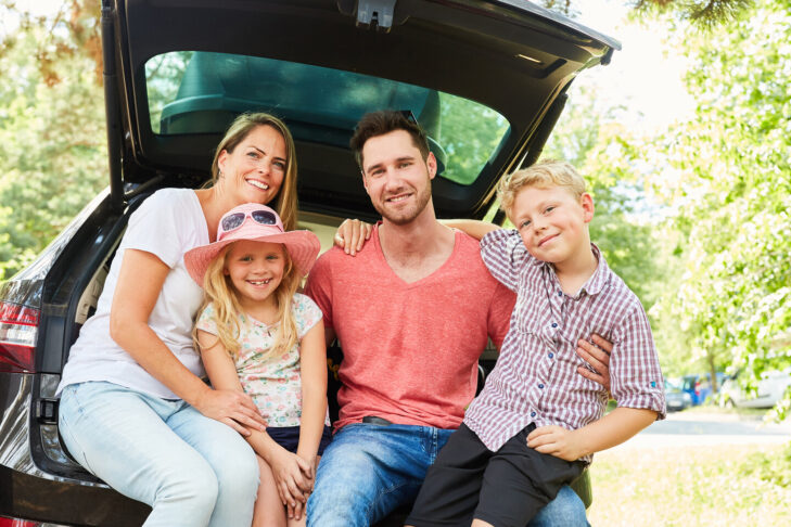 Lachen bei den Kids und den Eltern. So sollten die Gesichter bei allen nach einer langen Fahrt in den Urlaub aussehen.