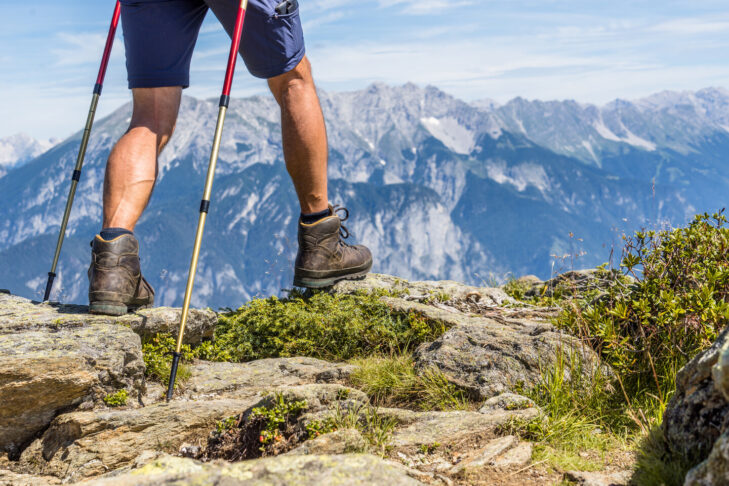 Wandern gehört im Sommer zu einer der beliebtesten Outdoor-Aktivitäten, allerdings braucht es dafür auch immer die passende Ausrüstung, wie Wanderschuhe.