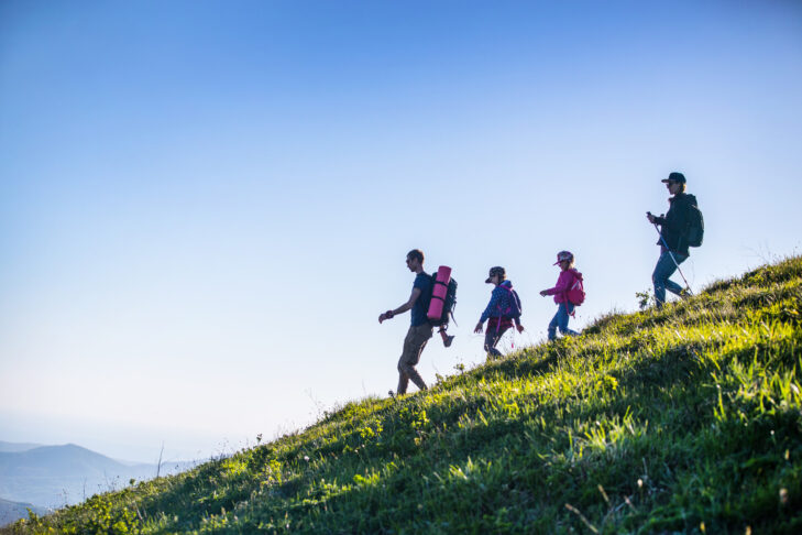 In den Bergen im Sommer mit den Kindern Urlaub machen und dort Outdoor-Aktivitäten, wie Wanderungen genießen, wird heute bei Familien immer beliebter.